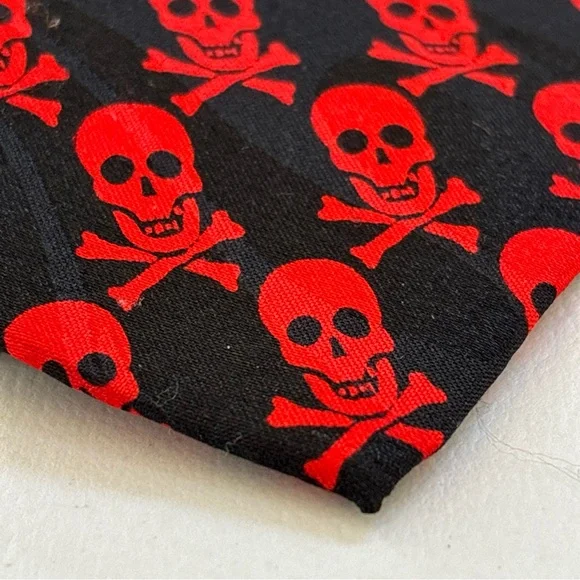 Red and Black Skull Pattern Tie goth Halloween used good condition 💀 - Picture 4 of 12